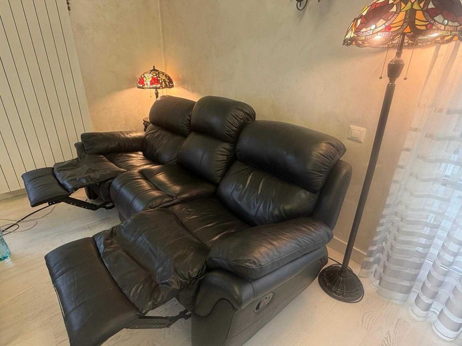 Canapea piele neagră cu recliner 3 locuri