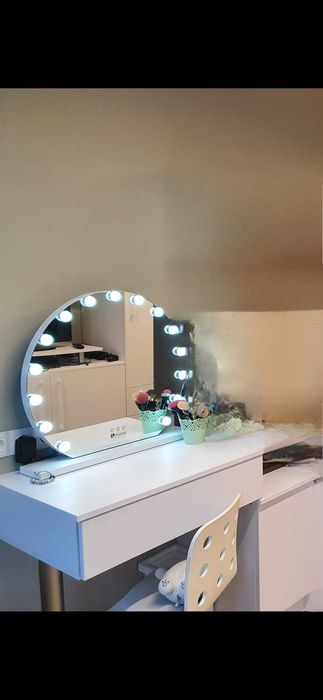 Тоалетка с огледало