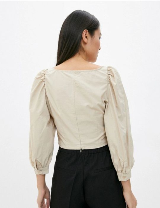 Бежевый топ  с квадратным вырезом