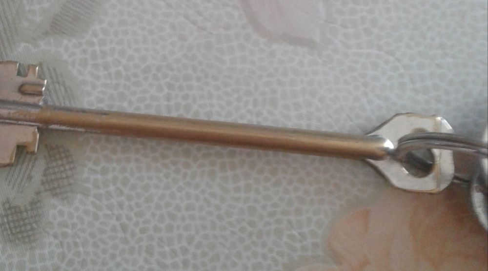 Замок накладкой.