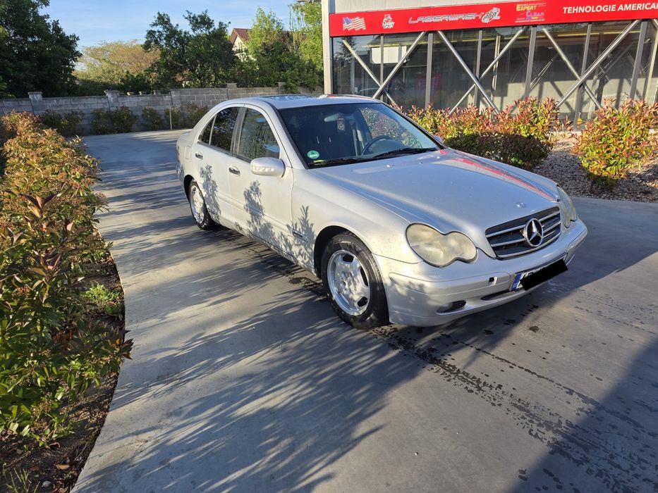 Vând Mercedes-Benz C200 W203