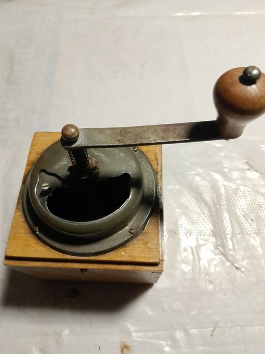 Râșnița manuală cu mecanism de fontă merge foarte bine, are 100 de ani