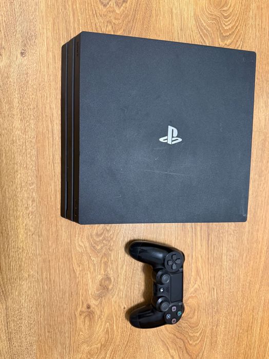 Vând ps4 pro cu un controller original și 3 jocuri