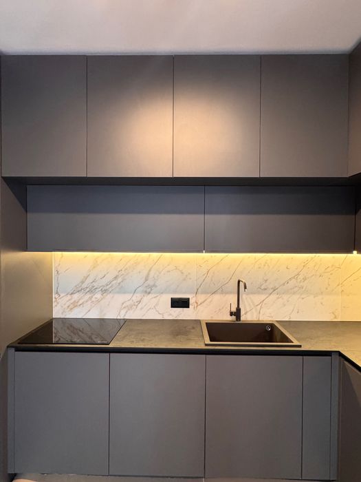 Напълно оборудвана кухня за вграждане (вариант и вкл. Ел. Уреди)