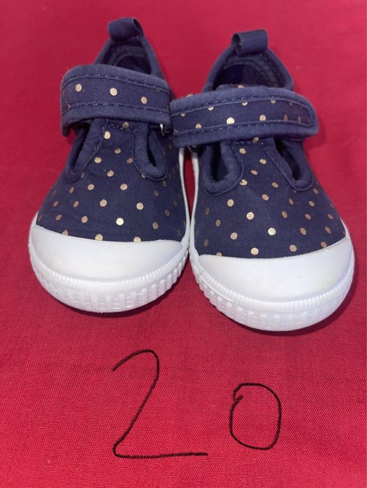 Vând papucei fetițe diferite mărimi !