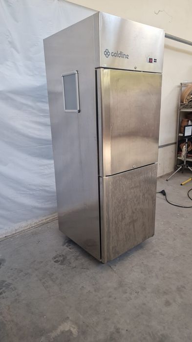 Плюсов хладилник Coldline изцяло от неръждаема стомана