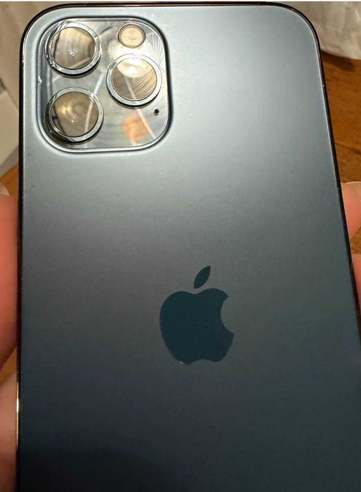 Iphone 12 Pro с подарък 2 броя калъфчета
