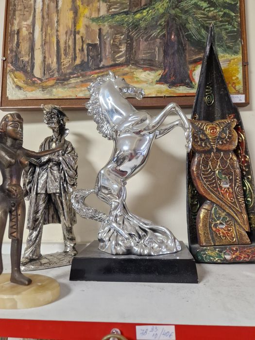 Фигури и скулптура коне