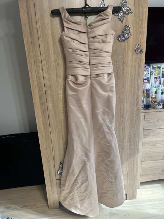 Абитуриентска рокля в неутрален цвят.