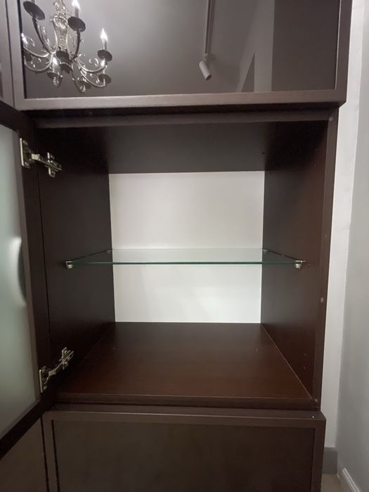 Антикварный шкаф из дерева для гостинной