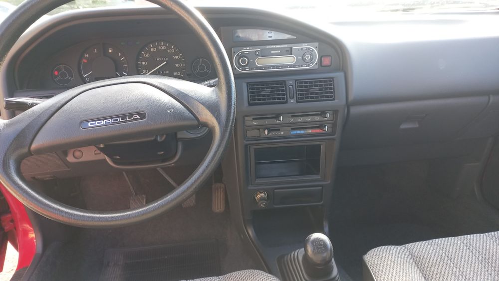 Toyota corola  13 benzina  100 mi km de garaj fără rugina