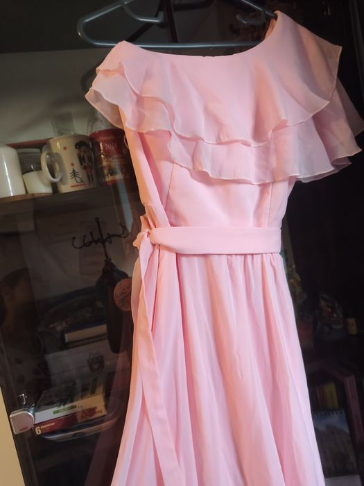 Rochie roz lunga pe un umăr