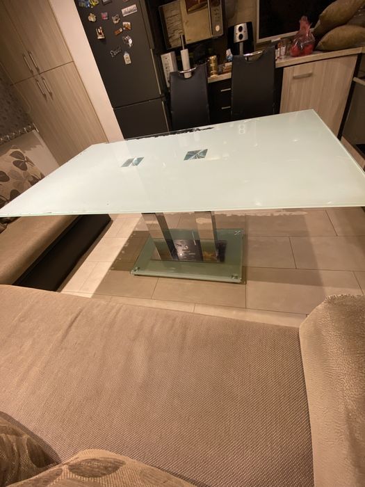 Стъклена кухненска маса