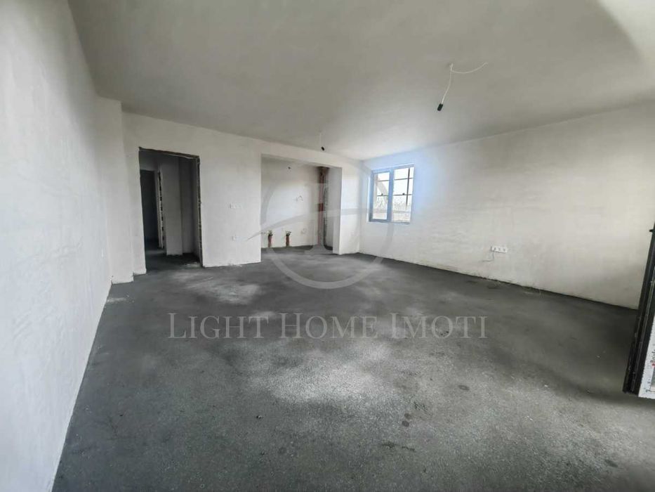 Продава се Четиристаен апартамент в Пловдив, Остромила - 180 кв.м за 973 €/кв.м - Снимка #1