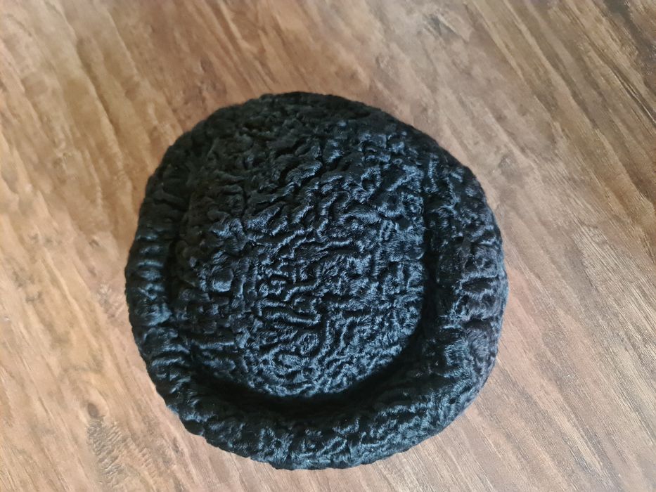 Продам каракулевый берет ( серый, черный)