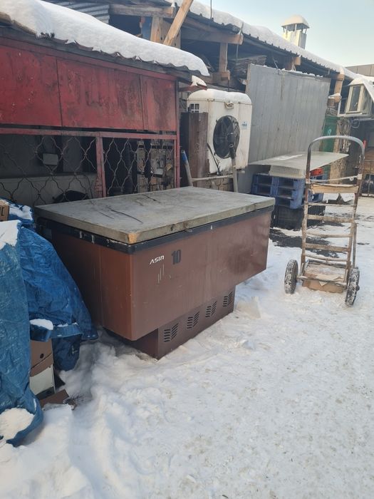 Продам витринный морозильник