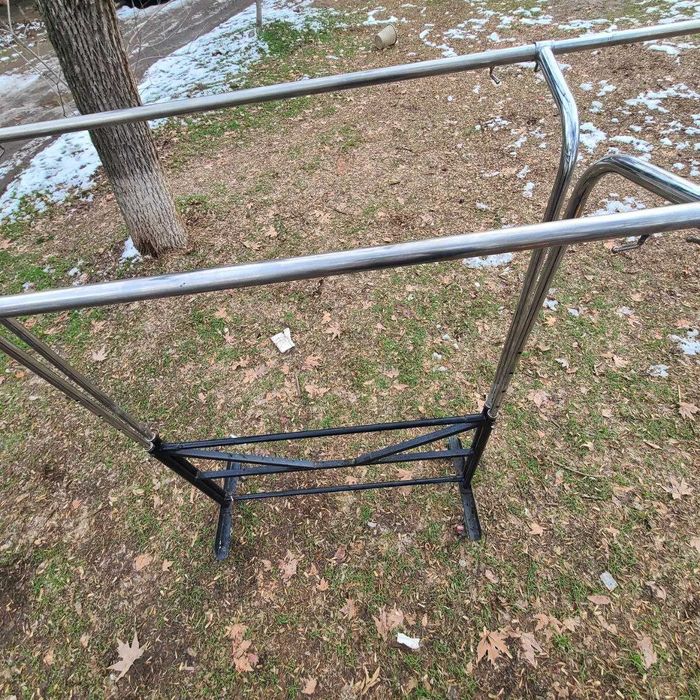 Двухярусная вешалка для одежды с роликами