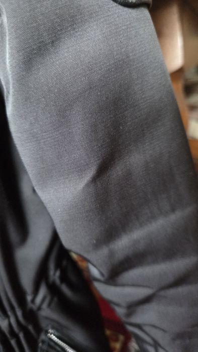Geaca Parka cu blana naturala si material impermeabil.