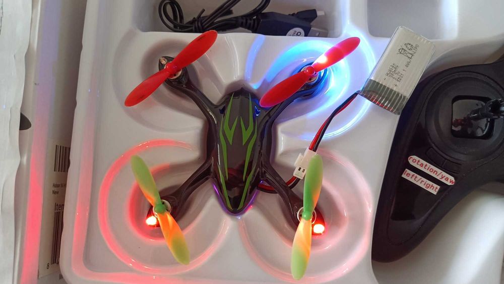 Dronă HUBSAN X4, 4 canale, deschisă pentru testare.