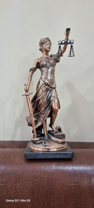 Статуэтка Фемида