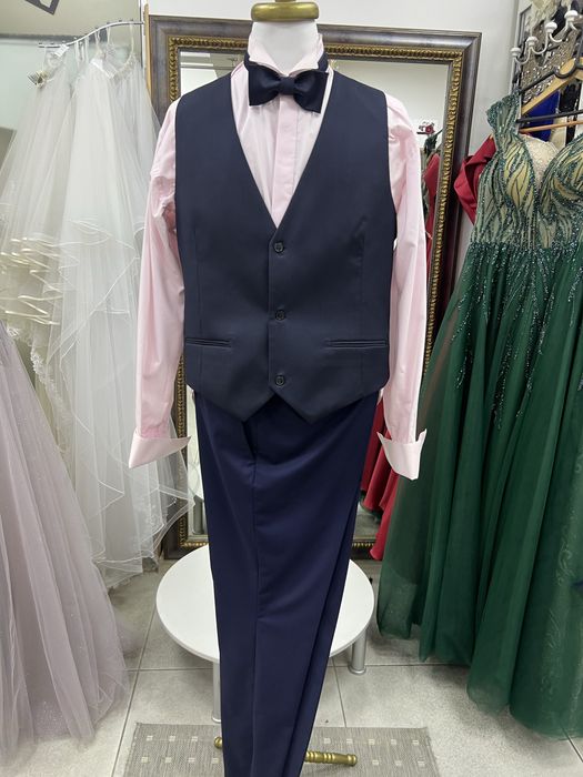 Мъжки костюм с риза и елек