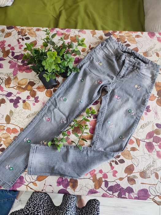 Сиви дънки на цветя