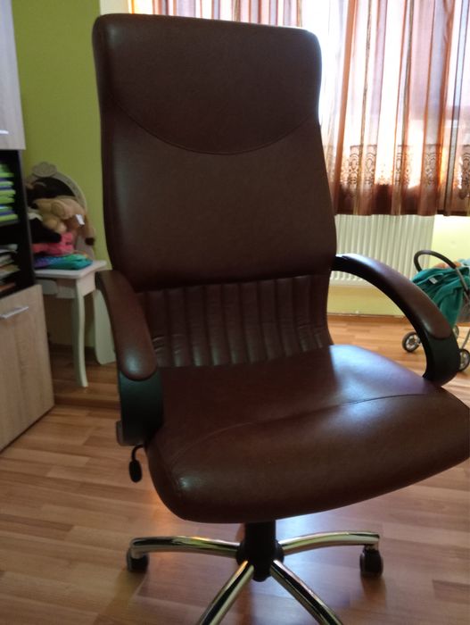 Scaun directorial Maro