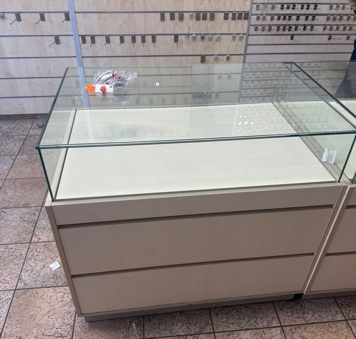 Щанд маси със стъклена витрина