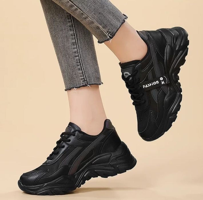 Черные кроссовки.