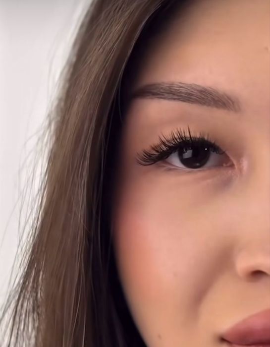 Наращивание ресниц и маникюр