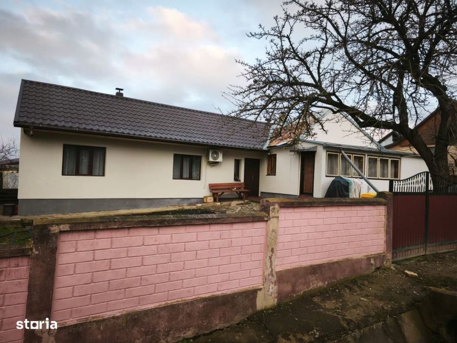 Casa de vanzare cu 3 camere, 80 mp, 900 mp teren, Siret