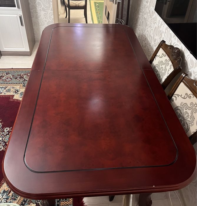 Стол со стульями для гостинной