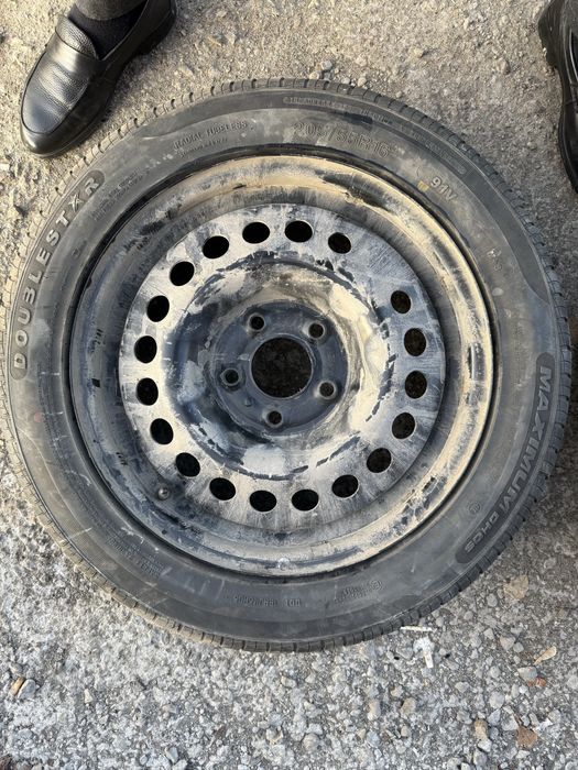 Продам шины с дисками на колпаках