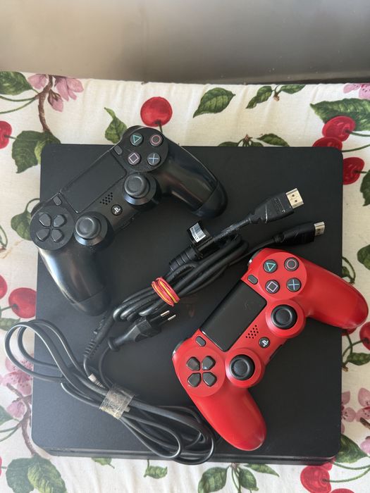 PS4 Slim 1 TB cu 2 Controller Originale perfect functionale cu cabluriile aferente