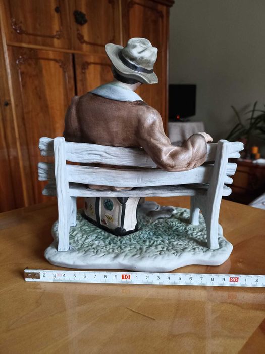 Bibelou vagabond pe banca