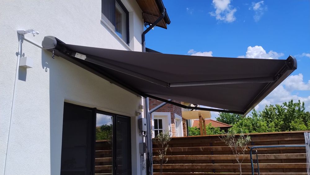 Vând pergola retractabila electric in caseta metalica 4*3 m, cu senzor de vânt și lumina