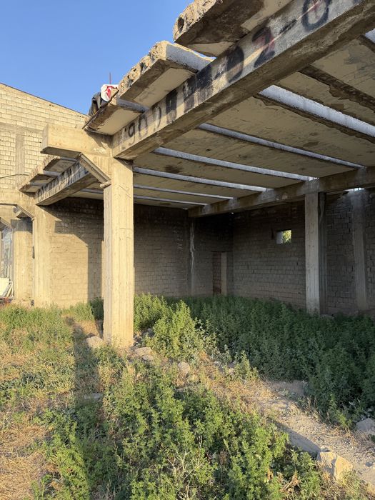 Jizzaxda katta yo‘l bo‘yida 1,6 sotix yer va 160 m² bino sotiladi