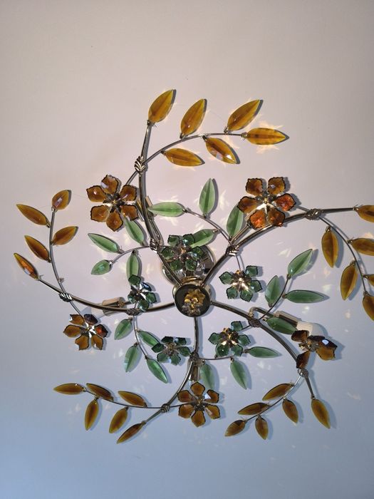 Люстры в хорошем состоянии.