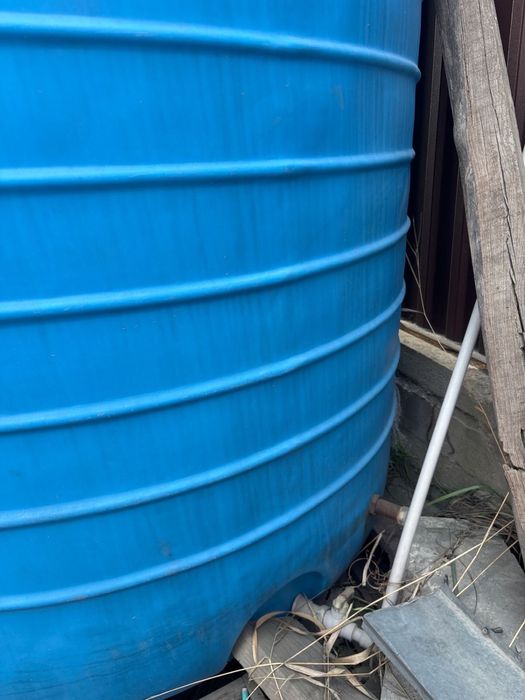 Продам пластиковую бочку 2000 литр