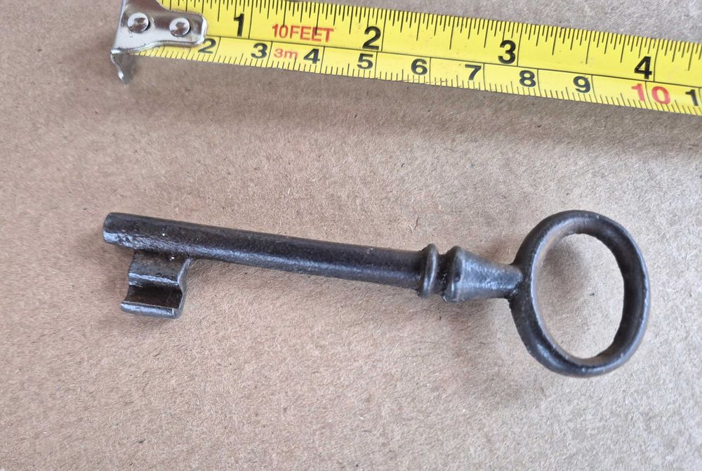 Стар голям  ключ за брава 1