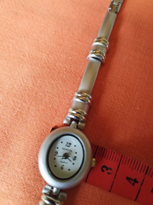 Ceas de mana, finuț, de dama de la firma Geneva. Necesita baterie noua