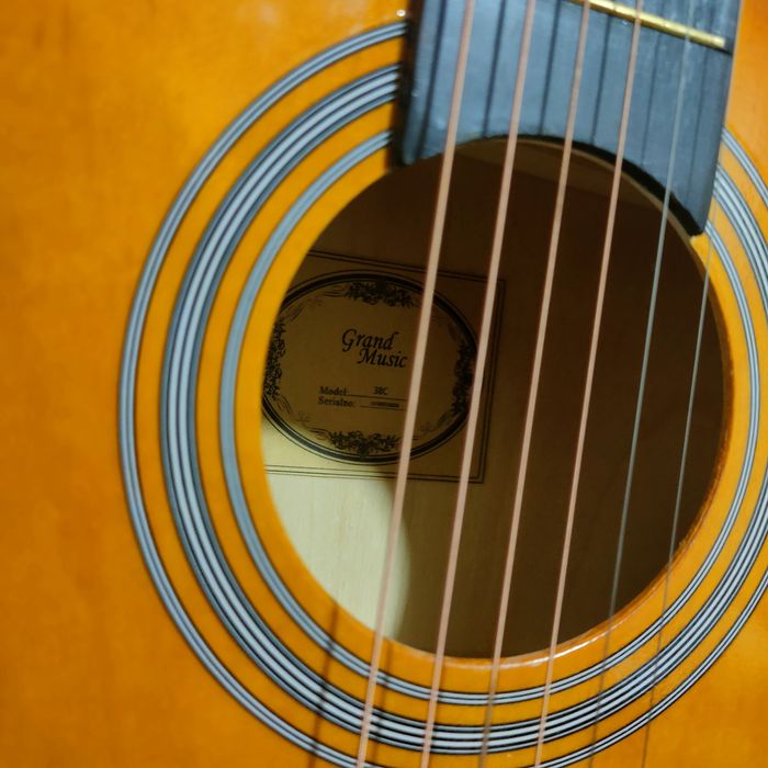 Gitara model 38C srochni sotiladi