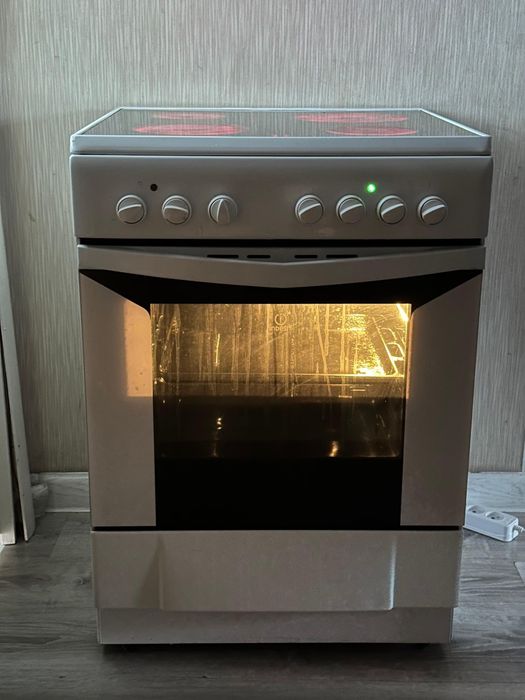 Продам электрическую плиту "Indesit" 60/60