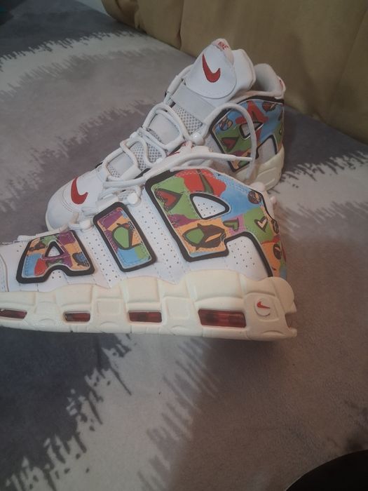 modelul Nike Air More Uptempo "Peace, Love, Swoosh".