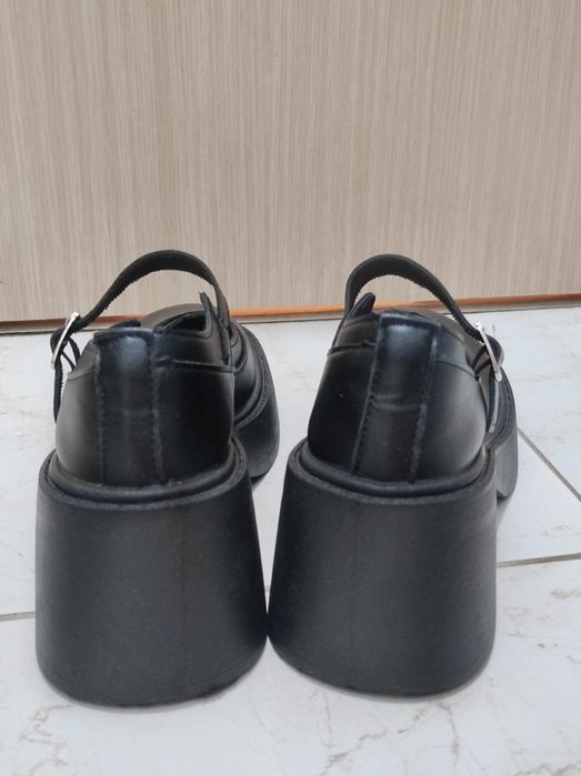 Классические черные туфли с массивным каблуком