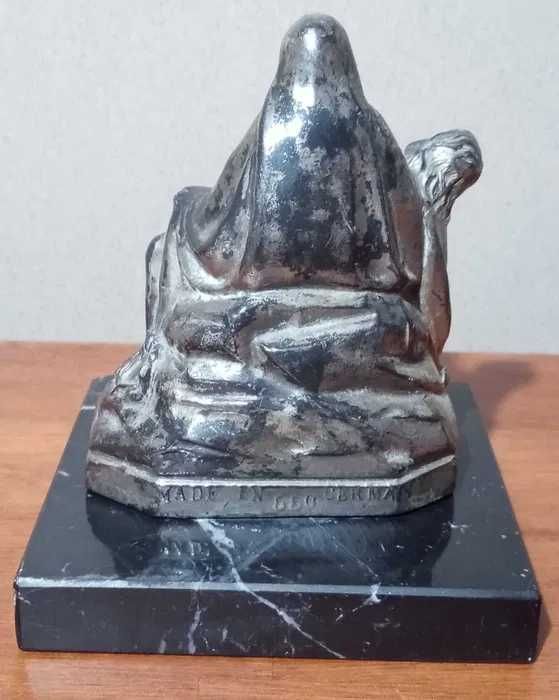 Statueta religioasa reprodusa dupa sculptura Pieta a lui Michelangelo