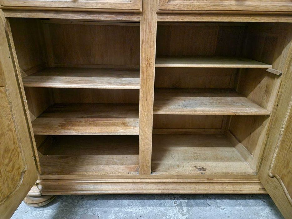 Изключително масивен и здрав контрабюфет дресоар от пълен дъбов масив