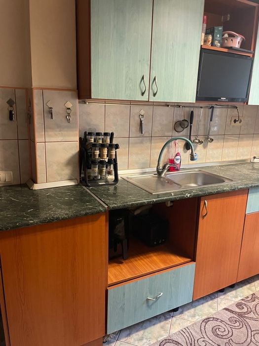 Mobilă de bucătărie + masă 6 persoane + aragaz – 1.500 lei NEGOCIABIL