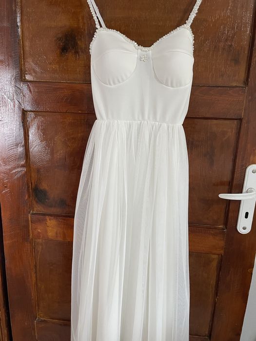 Бяла сватбена рокля