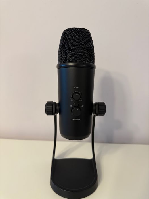 Микрофон Boya BY-PM700 и слушалки за аудиообработка